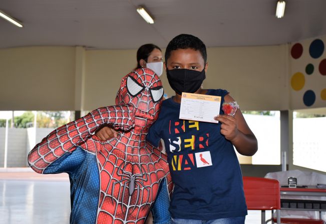 Com personagens infantis e doces, DHS inicia a imunização de todas as crianças de 5 a 11 anos