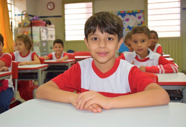 EMEF “Grupão” recebe novos conjuntos de carteiras de alunos e de professores