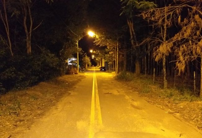 Administração Tina Januário instala iluminação no bairro Chácaras Aurora