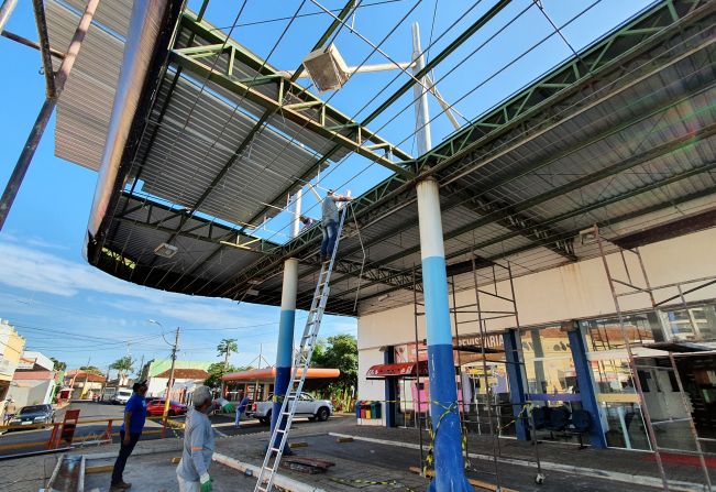 Prefeitura reforma rodoviária a partir da cobertura para conter infiltrações