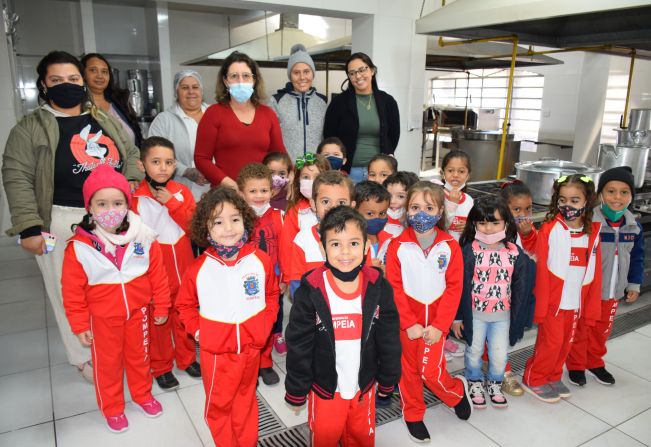 Alunos do CEMEI Sonho de Criança visitam Cozinha Piloto