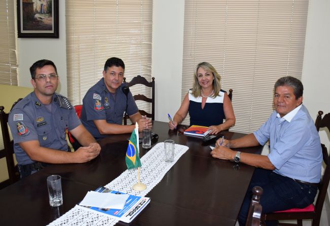 Prefeita Tina recebe o novo comandante do Pelotão da Polícia Militar de Pompeia