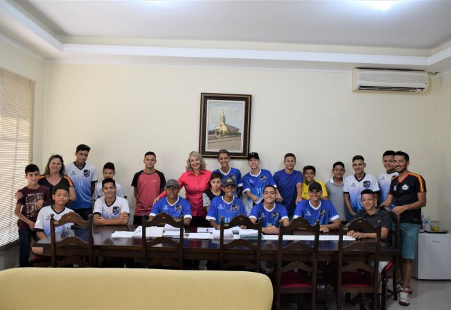 Atletas das Escolinhas Municipais de Esportes visitam a prefeita Tina e apresentam resultados