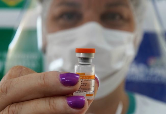 DHS antecipa calendário de vacinação contra a COVID-19 e idosos começam a ser imunizados neste sábado