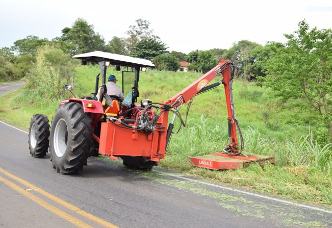 Prefeitura realiza serviço de limpeza nos canteiros da Vicinal Tufic Baracat