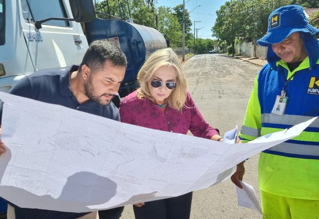 Prefeita Tina acompanha recapeamento de ruas do Flândria