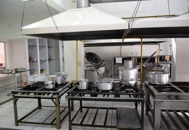 Surto de COVID na Cozinha Piloto leva Secretaria da Educação a paralisar aulas por uma semana