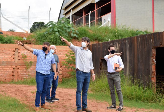 Prefeita Tina se reúne com representantes da empresa responsável pela obra das 40 casas do Jardim Primavera