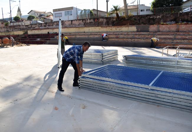 1ª Quadra de Futebol Society de Pompeia ganha alambrados