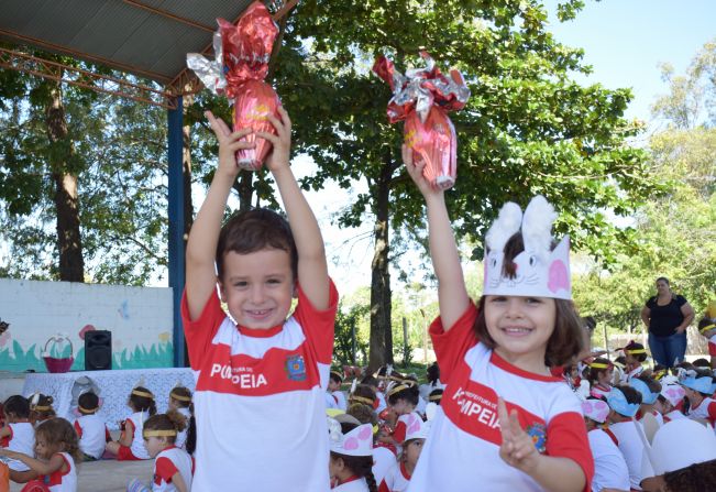 Prefeita Tina, vice França e vereadores visitam escolas e distribuem ovos de Páscoa