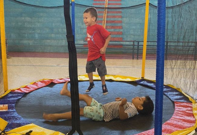 DHS de Pompeia realiza ação de vacinação contra a paralisia infantil com atividades de lazer na Praça do JK