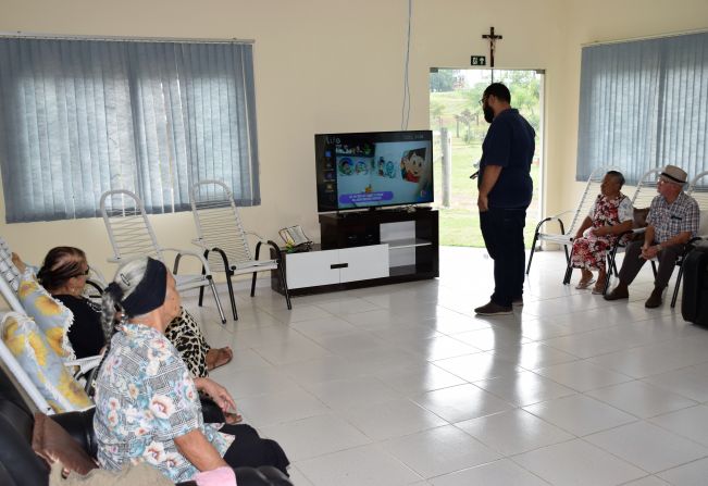 Parceria entre Prefeitura e Life proporciona pacote completo de TV por assinatura para Centro Dia do Idoso