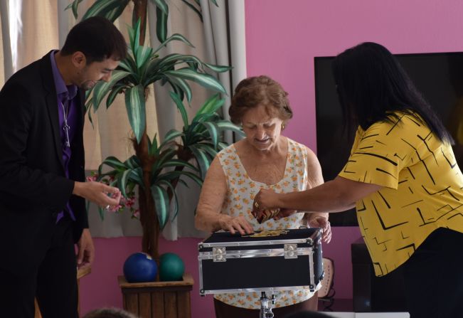 Show de mágica encanta idosos do Centro Dia 