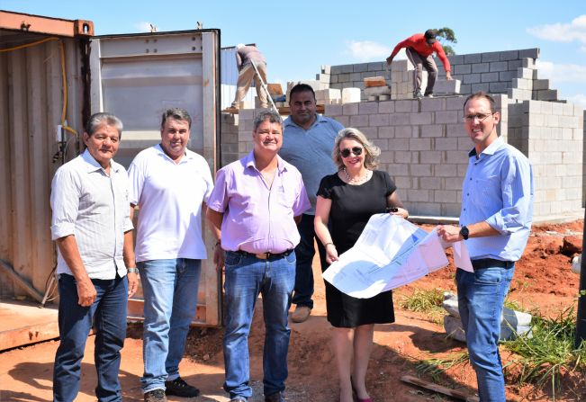 Prefeita Tina, vice-prefeito França e secretários visitam o Residencial dos Ipês