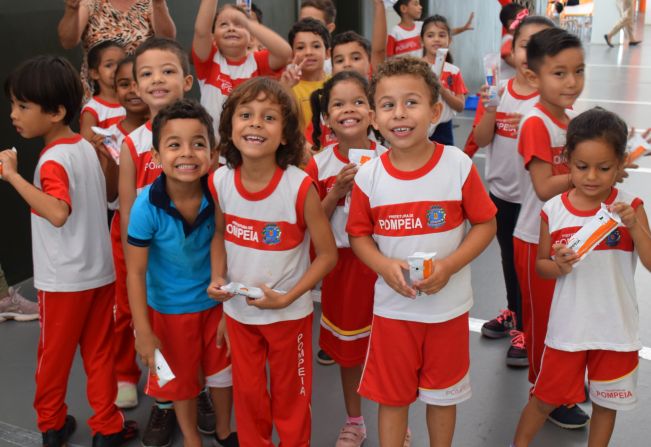 Alunos da rede municipal recebem kits de higiene bucal