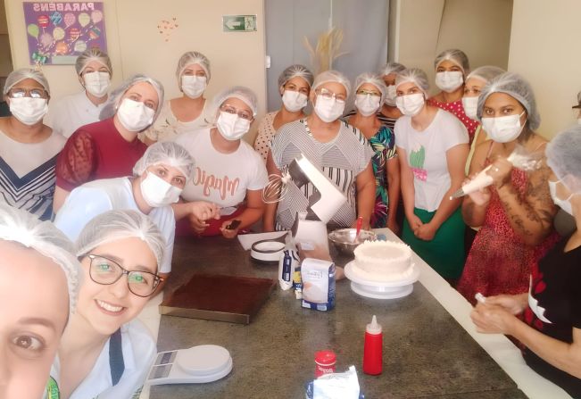 Alunas concluem o curso Técnicas de Confeitaria realizado pelo SEBRAE em parceria com a Prefeitura de Pompeia