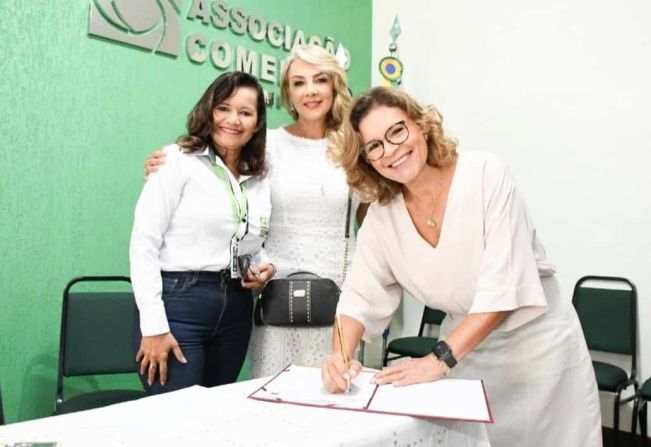 Prefeitura doa terreno para Associação Comercial e Empresarial de Pompeia e fortalece o comércio local