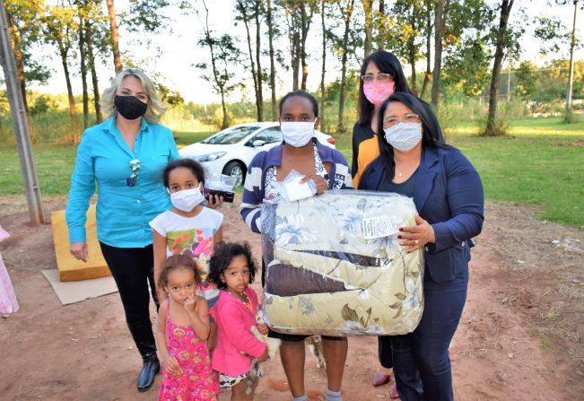 Prefeitura de Pompeia inicia a entrega de edredons para famílias cadastradas no Fundo Social de Solidariedade