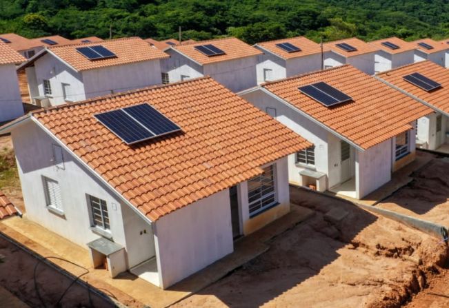 Prefeita Tina Januário visita obra das 50 casas CDHU