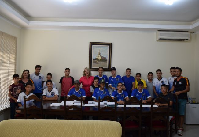 Atletas das Escolinhas de Esportes visitam a prefeita Tina e apresentam resultados