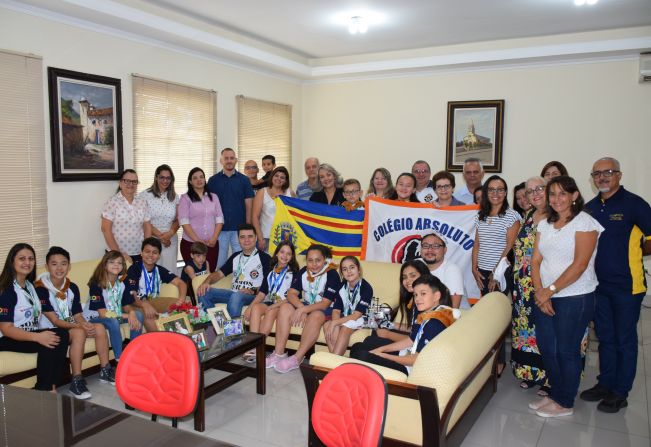 Prefeita Tina recebe alunos do Colégio Absoluto campeões do Torneio Brasileiro de Robótica