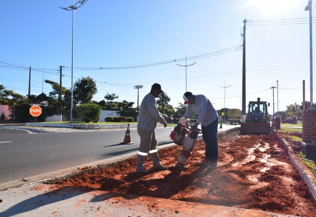 Prefeitura Municipal de Pompeia inicia troca de piso do calçadão da entrada da cidade