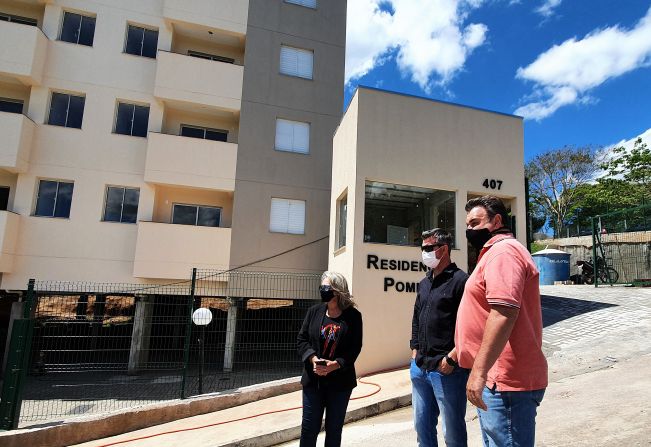 Prefeita Tina e secretário de obras inspecionam obra do Residencial Pompeia I