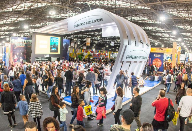 Mais de 80 professores da rede municipal visitam a Bienal do Livro em São Paulo