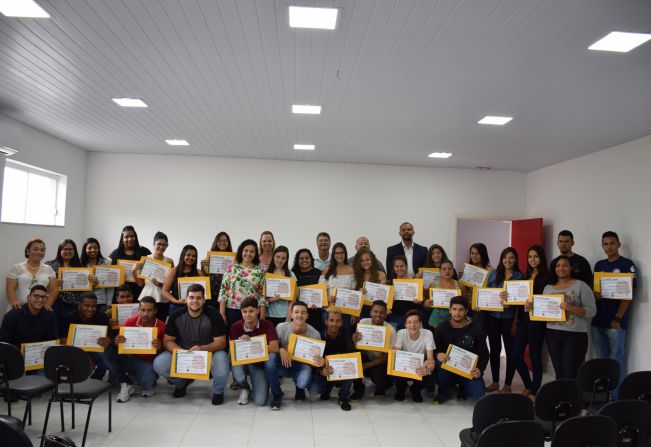 Prefeitura realiza formatura de jovens do curso gratuito de “Assistente Administrativo” 