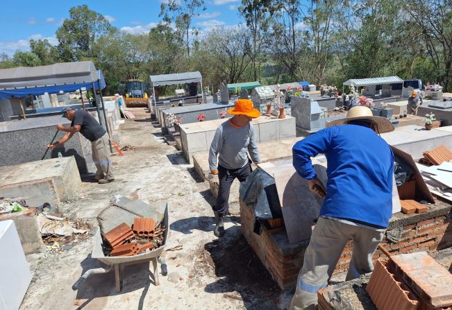 Pompeia em Ação: Cemitério Preparado com Cuidado para o Dia dos Finados