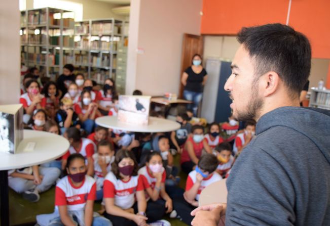 Crianças da EMEF Grupão visitam exposição “Olhares de Uma Pandemia” na Biblioteca Municipal