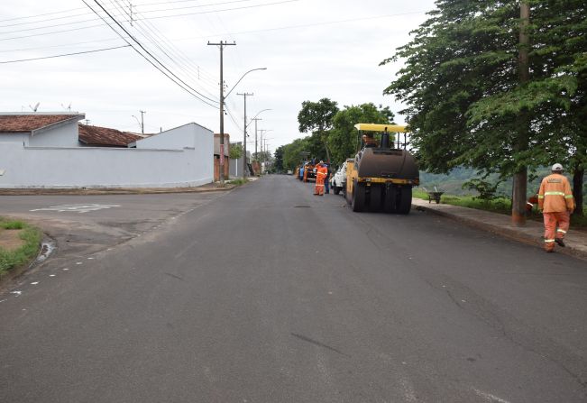 Programa Asfalto Novo: Bairro Lacombe Recebe uma Renovação Asfáltica de Qualidade