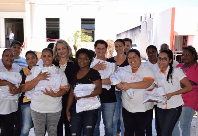 Prefeita Tina entrega novos uniformes de servidores da Cozinha Piloto