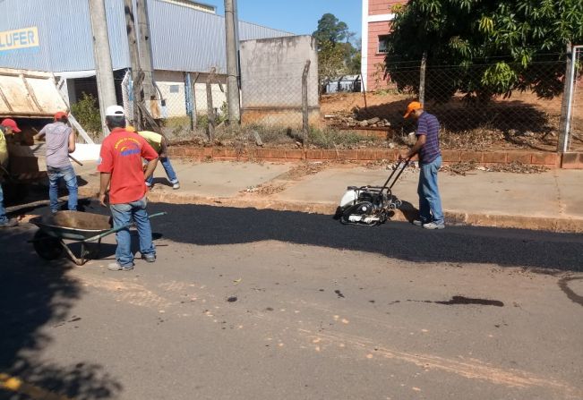 Prefeitura realiza operação tapa buracos no Industrial
