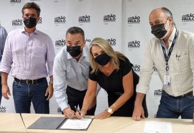 Com empresa contratada, prefeita Tina assina autorização para o início das obras das 40 casas do Jardim Primavera