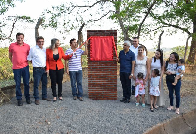Moradores prestigiam a entrega oficial da pavimentação da Estrada Vicinal Manoel Antônio