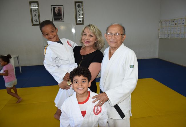 Prefeita Tina entrega quimonos para alunos do programa 