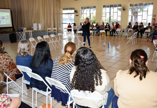 Equipe da Educação Infantil de Pompeia recebe formação voltada para a adoção de novo material pedagógico apostilado