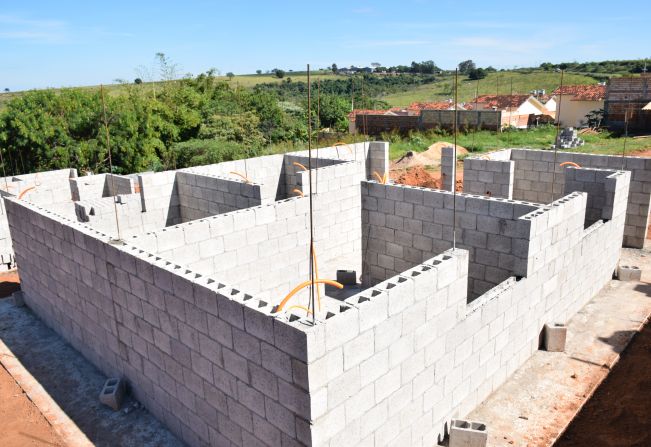 Começam a ser erguidas paredes das 50 casas CDHU de Pompeia 