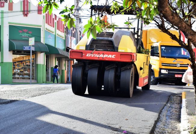 Programa Asfalto Novo avança por mais 5 ruas e pelo Recinto de Rodeios