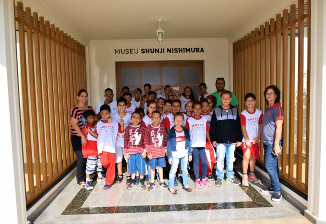 Alunos do Projeto Tempo Útil “Evelyn Cristiane Boyan” visitam Museu Shunji Nishimura