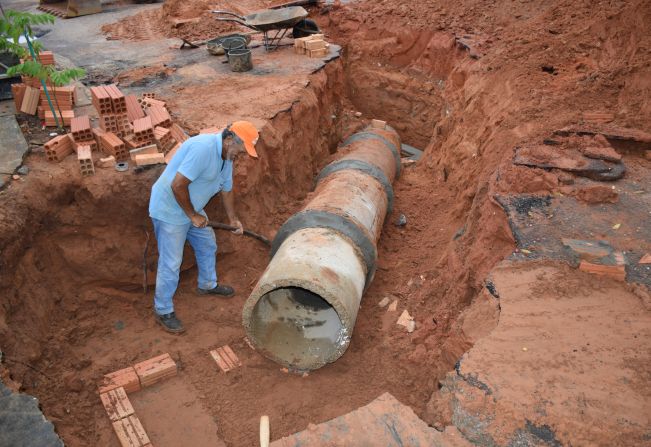Prefeitura instala bocas de lobo na rua João Zanguetin e resolve problemas de alagamento no Jd. Olmira