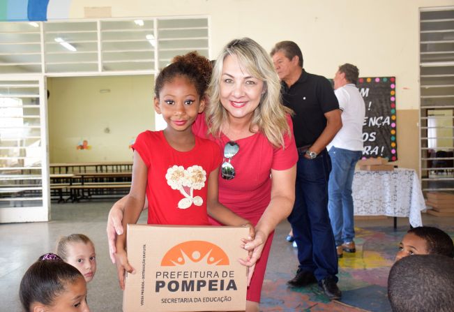 Alunos recebem kits escolares na volta às aulas da rede municipal