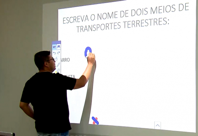 De forma pioneira na região, escolas municipais de Pompeia passam a contar com lousas digitais
