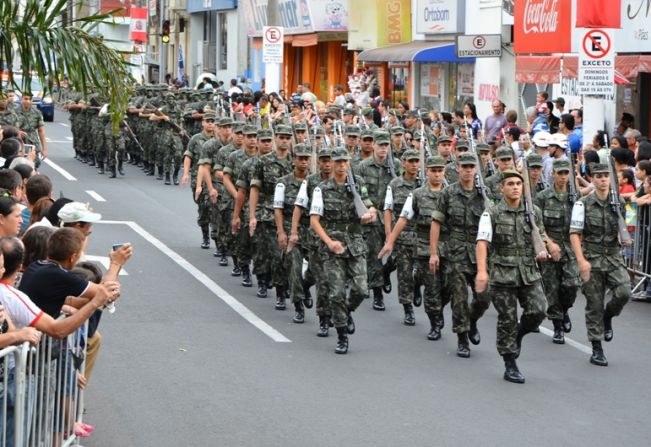 Desfile cívico é resgatado em Pompeia com participação do Tiro de Guerra