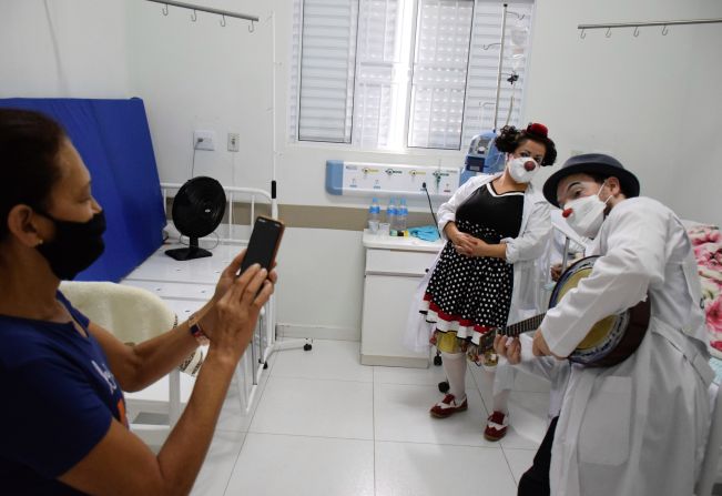 Doutores da Alegria animam pacientes e funcionários da Santa Casa de Pompeia 