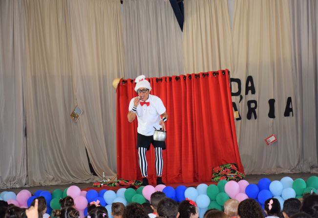 Crianças da rede municipal assistem à apresentação de “Calu, o Saci, a Sereia e o Boi”, do artista Calu Monteiro. 