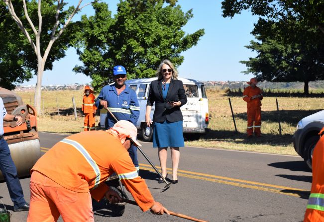Prefeita Tina acompanha trabalho de recuperação da Vicinal Tufic Baracat