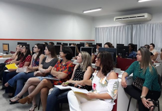 Professores da rede municipal recebem treinamento para utilização das novas lousas digitais